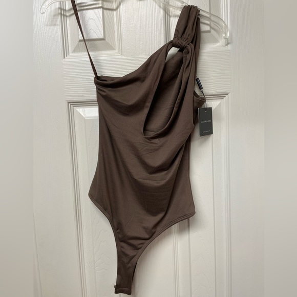 NWT JLUXLABLE one shoulder keyhole bodysuit - Picture 3 of 5